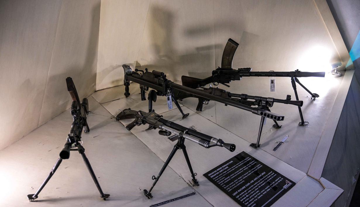 Nama Bajawara diambil dari bahasa Jawa yang berarti proklamasi. Tampak dalam foto, senjata-senjata yang dirampas Indonesia dari pasukan Jepang, India Britania, dan Belanda selama Pertempuran Surabaya, yang terjadi pada bulan November 1945 antara pejuang Indonesia melawan pasukan Sekutu Inggris dan NICA untuk menegakkan kembali kekuasaan kolonial Belanda setelah berakhirnya Perang Dunia II, dalam acara 'Malam di Museum 2025' di Museum 10 November, Surabaya, Jawa Timur, Sabtu 29 November 2025. (Juni KRISWANTO/AFP)