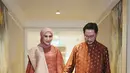 Top tersebut dipadukan dengan celana wide leg berwarna beige, menciptakan harmoni yang sempurna antara gaya formal dan kasual. Kombinasi ini membuat penampilan Jeje terlihat nyaman, modern, dan tetap berkelas. @wanda_haraa/@didietmaulana].