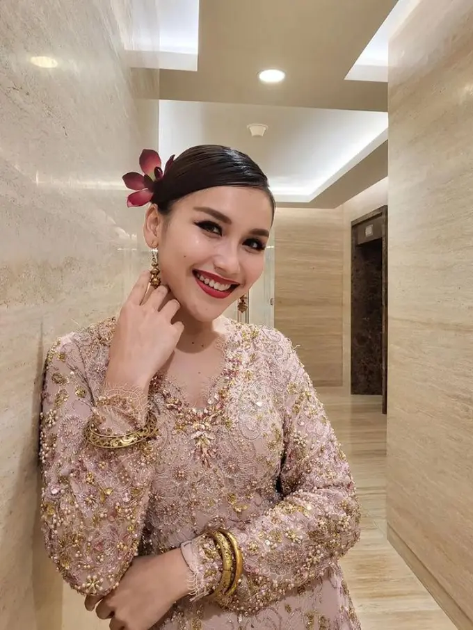 8 Pesona Cantik Ayu Ting Ting Pakai Baju Kurung Melayu, Banjir Pujian Warganet