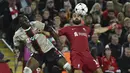 Bek Ajax Amsterdam Calvin Bassey berebut bola dengan penyerang Liverpool Mohamed Salah pada pertandingan kedua Grup A Liga Champions 2022/2023 di Stadion Anfield, Rabu (14/9/2022) dini hari WIB. Liverpool menang susah payah saat menjamu Ajax berkat gol menit akhir bek Joel Matip. (AP Photo/Rui Vieira)