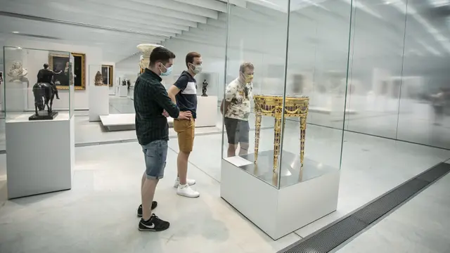 FOTO: Prancis Izinkan Museum Kembali Terima Pengunjung