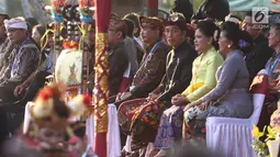 Presiden Joko Widodo dan Ibu Negara Iriana  menyaksikan Karnaval Budaya Bali di kawasan Nusa Dua, Bali, Jumat (12/10). Karnaval tersebut untuk mengenalkan kepada delegasi IMF - WB Group 2018 tentang budaya Bali. (Liputan6.com/Angga Yuniar)