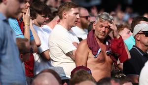 Fans West Ham harap-harap cemas menanti skor akhir Tottenham Hotspur vs Everton. (Henry Nicholls / AFP)