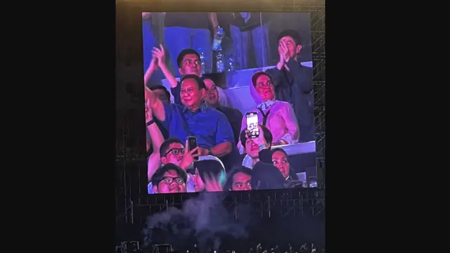 Menteri Pertahanan (Menhan) sekaligus Ketua Umum Partai Gerindra Prabowo Subianto menonton langsung konser Dewa 19 pada Sabtu malam 4 Februari 2023 di Jakarta Internasional Stadium (JIS).