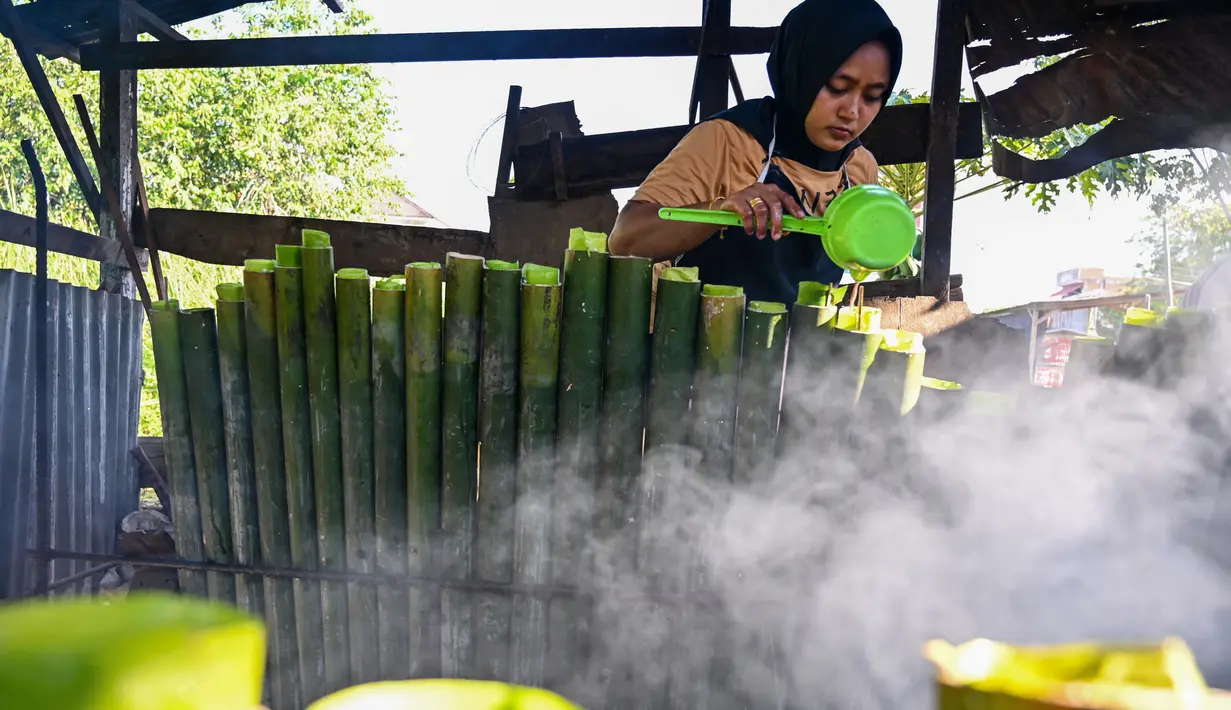 Seorang pekerja memasak Lemang untuk berbuka puasa Ramadan, Banda Aceh pada tanggal 29 Maret 2024. (CHAIDEER MAHYUDDIN/AFP)