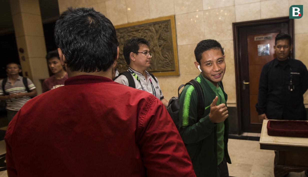 Pemain Timnas Indonesia, Evan Dimas, berjalan saat tiba di Hotel Sultan, Jakarta, Selasa (13/11). Indonesia menang 3-1 atas Timor Leste pada laga Piala AFF 2018. (Bola.com/Vitalis Yogi Trisna)