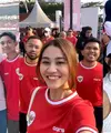 Rizky Billar dan Lesti Kejora turut nonton langsung di GBK mengenakan jersey Timnas berwarna merah.