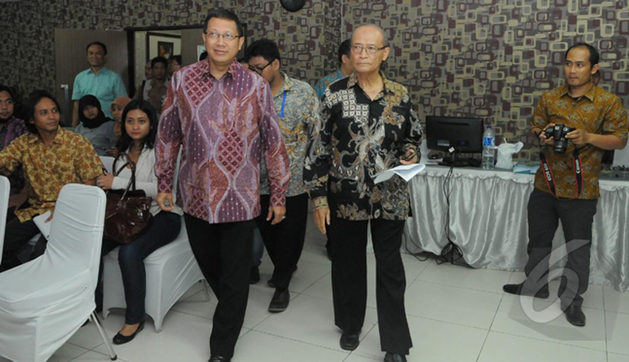 Menteri Agama RI Lukman Hakim Saifuddin dan mantan ketua umum PP Muhammadiyah Ahmad Syafii Maarif saat tiba di Hotel Alia untuk mengisi acara seminar fikih, Jakarta, Selasa (24/2/2015). (Liputan6.com/Herman Zakharia)