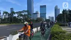 Warga bersepeda di kawasan Bundaran, Hotel Indonesia, Jakarta, Minggu (20/3/2022). Warga mulai ramai beraktifitas olahraga saat Jakarta kembali menerapkan kebijakan PPKM level 2. (Liputan6.com/Herman Zakharia)