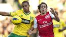 Pemain Arsenal, Yossi Benayoun (kanan) berebut bola dengan pemain Norwich City, Kyle Naughton pada laga lanjutan Liga Inggris 2011/2012 di Carrow Road Stadium, Norwich, 19 November 2011. Benayoun pernah berseragam The Gunners pada 2011 saat dirinya berstatus sebagai pemain pinjaman. (AFP/Adrian Dennis)
