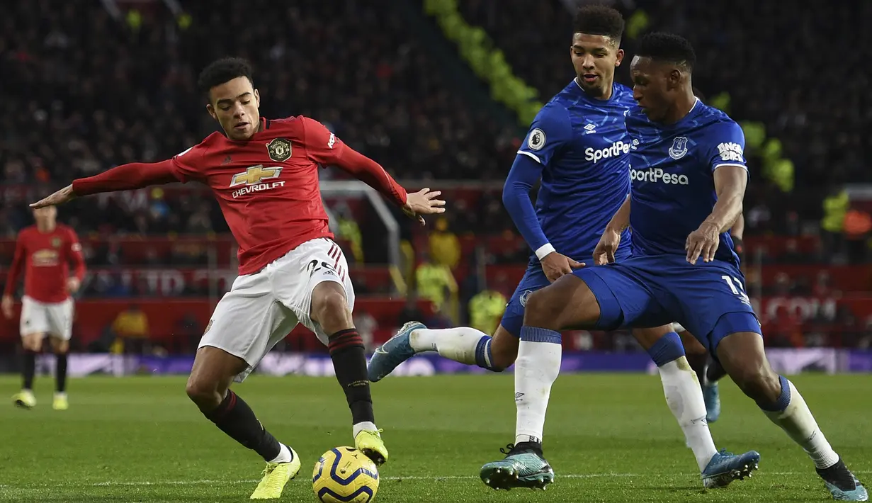 Striker Manchester United, Mason Greenwood, mengontrol bola saat melawan Everton pada laga Premier League di Stadion Old Trafford, Manchester, Minggu (15/12). Kedua klub bermain imbang 1-1. (AFP/Oli Scarff)
