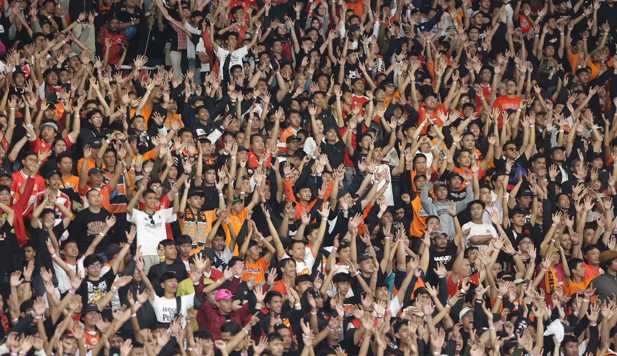 Hingga akhir pertandingan, Persija mampu mempertahankan keunggulan dua gol ini. Tampak dalam foto, pendukung Persija saat menyaksikan pertandingan pekan ke-14 BRI Super League musim 2025/2026 di Stadion Utama Gelora Bung Karno, Jakarta, Jumat (28/11/2025). (Bola.com/M Iqbal Ichsan)
