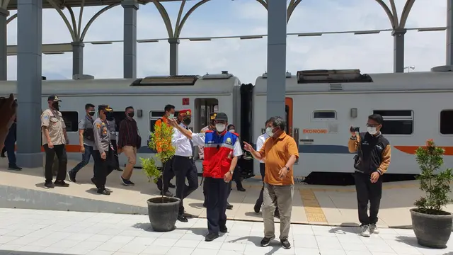 Bupati Garut Rudy Gunawan beserta rombongan Direksi PT KAI dalam kunjungan sekaligus pengecekan jalur ke Stasiun Garut Kota beberapa waktu lalu.