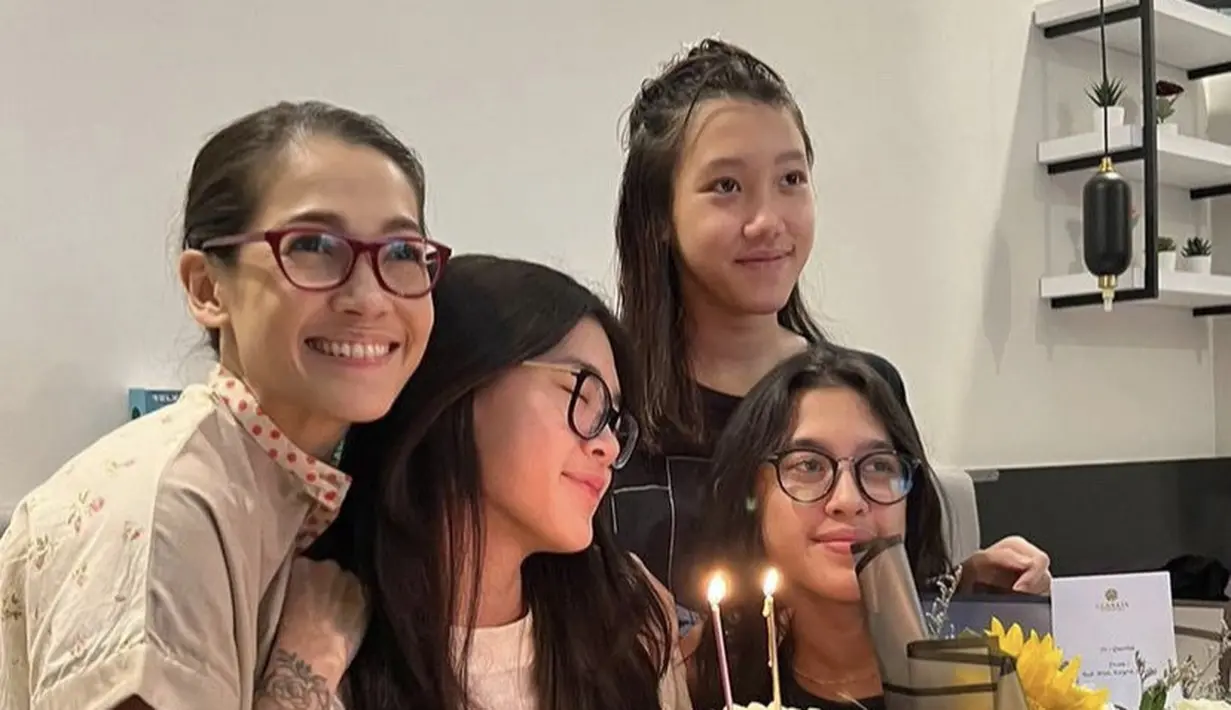 Kembali merayakan ulang tahun anaknya, Mieke kali ini tampil mengenakan atasan warna abu-abu dengan detail krah polkadot. Credit: Instagram  (@mieke_amalia)