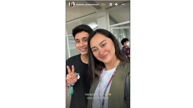 6 Potret Memes Prameswari Nonton WSBK di Sirkuit Mandalika, Foto Bareng Pembalap