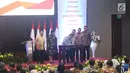 Menko Bidang Perekonomian, Darmin Nasution (batik biru) membuka perdagangan saham perdana 2019 di Gedung BEI, Jakarta, Rabu (2/1). IHSG menguat 10,4 poin atau 0,16 persen ke 6.204 pada pembukaan perdagangan saham 2019. (Liputan6.com/Angga Yuniar)