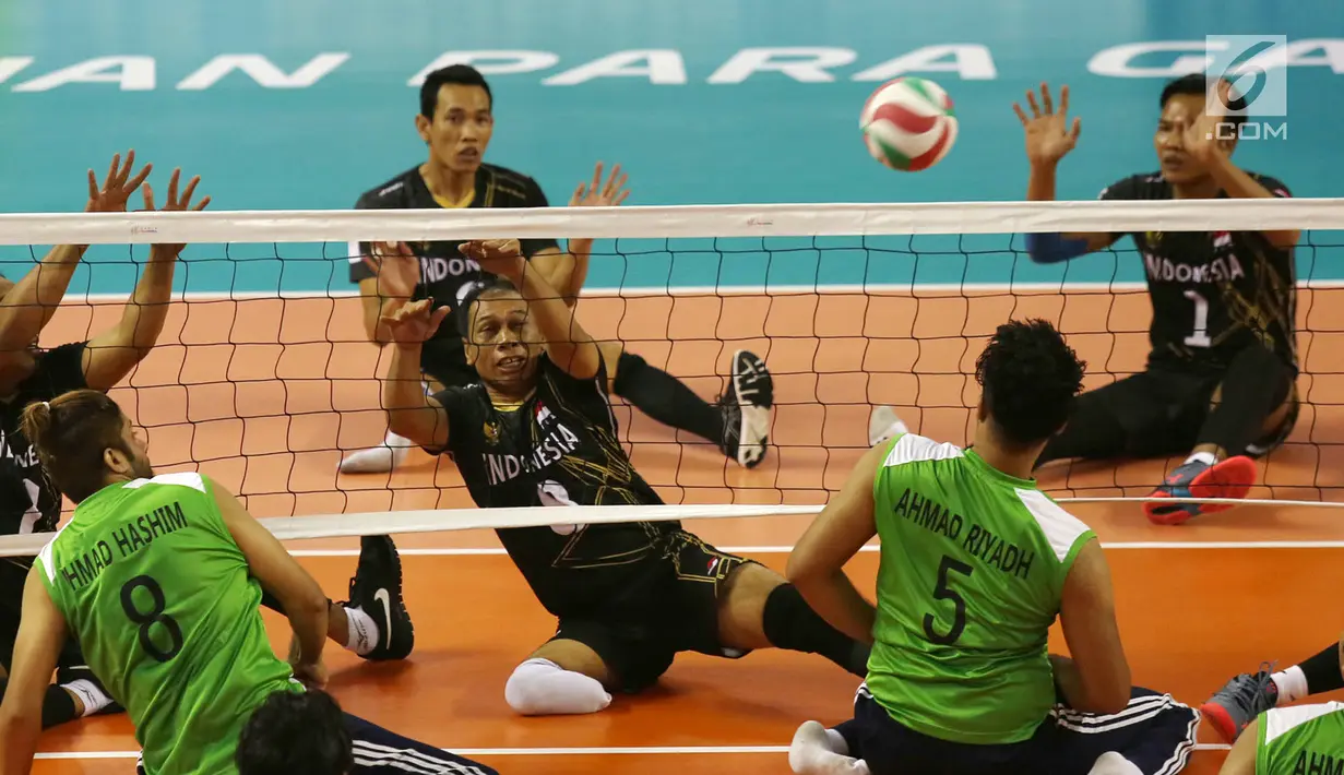 Tim voli duduk putra Indonesia saat menghadapi Iraq pada pertandingan Asian Para Games di GBK, Jakarta, Senin (8/10). Indonesia kalah tiga set langsung dari Iraq. (Merdeka.com/Imam Buhori)