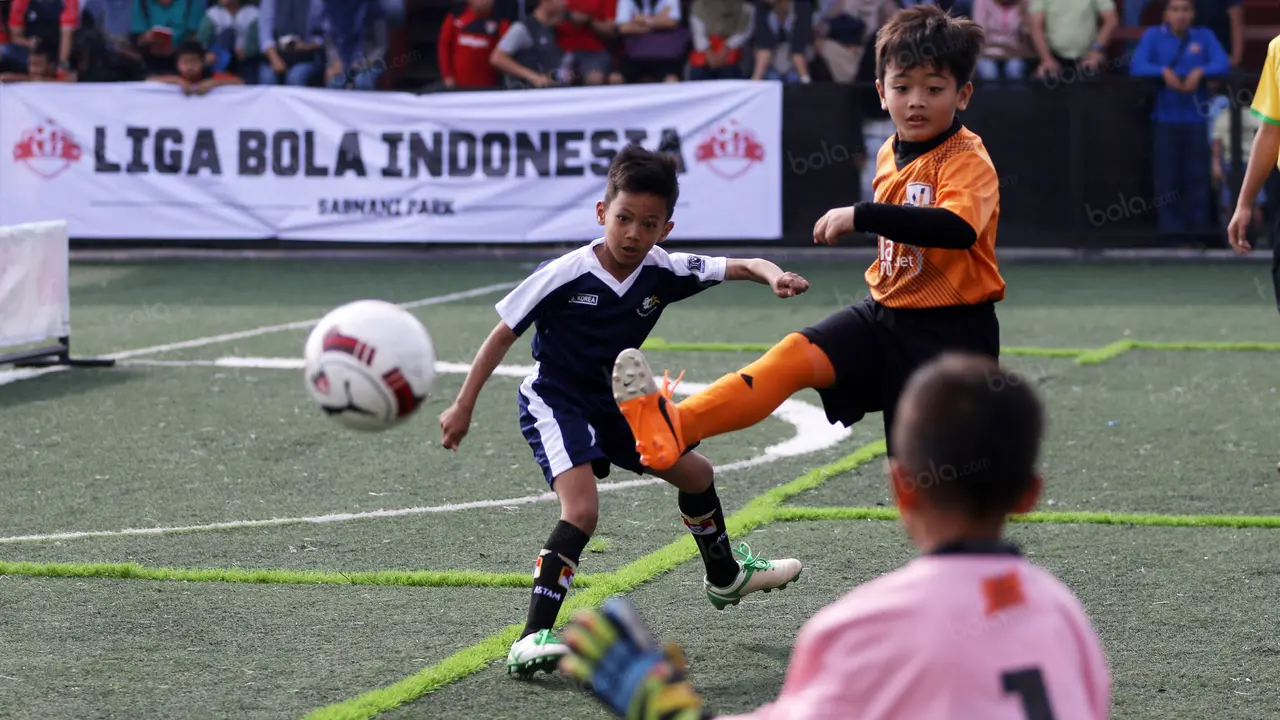 Antusias Pesepak Bola Cilik saat Beraksi di Liga Bola Indonesia