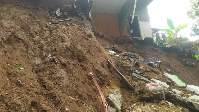 Gempa yang mengguncang Sukabumi magnitudo 5,8 memicu terjadinya tanah longsor di Desa Tugu jaya, Kecamatan Cigombong, Kabupaten Bogor. (Liputan6.com/Achmad Sudarno)