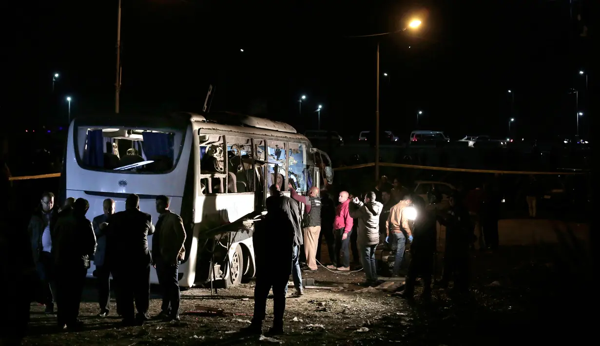 Petugas mengecek sebuah bus wisata setelah sebuah bom pinggir jalan di sebuah daerah dekat Piramida Giza di Kairo, Mesir (28/12). Bom tersebut disembunyikan di dekat dinding dan meledak secara tiba-tiba. (AP Photo/Nariman El-Mofty)