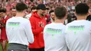 Pelatih Liverpool, Jurgen Klopp,  saat seremoni perpisahan setelah laga melawan Wolverhampton Wanderers pada pekan terakhir Liga Inggris di Stadion Anfield, Minggu (19/05/2024). (AFP/Paul Ellis)