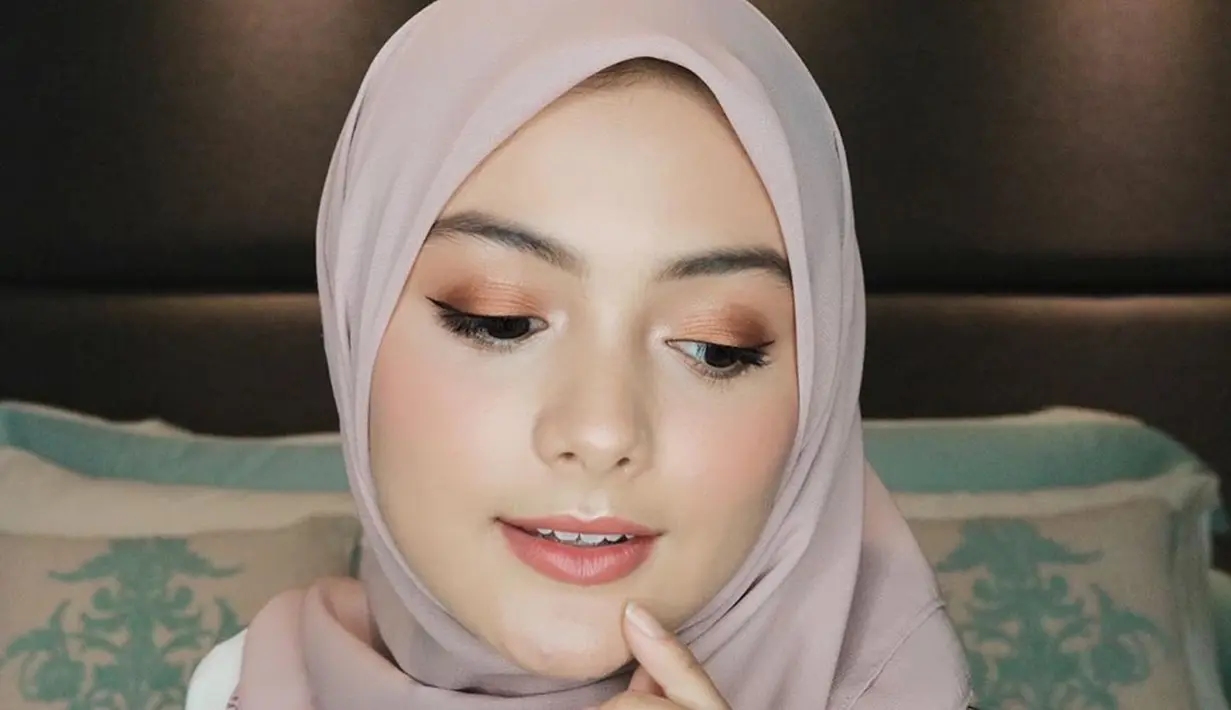 Sering membagikan tips menggunakan make up di akun youtubenya. Baru-baru ini Amanda juga memberikan tips tentang penggunaan make up yang simpel untuk lebaran. Dia juga sering membagikan tips make up dalam berbagai acara. (Liputan6.com/IG/@amandarawles)