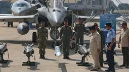 Presiden Prabowo Subianto (keempat kiri) sesaat sebelum menyerahkan sejumlah Alat Utama Sistem Senjata (Alutsista) strategis ke TNI di Pangkalan Udara (Lanud) Halim Perdanakusuma, Jakarta, Senin (18/5/2026). (merdeka.com/Arie Basuki)