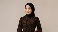 7 Model Gamis Batik Kombinasi Tulle Transparan, Modern dan Feminin