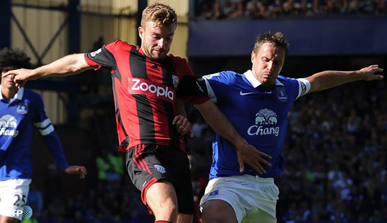Duel James Morrison dan Phil Jagielka pada pertandingan Liga Inggris antara Everton melawan West Bromwich Albion di Stadion Goodison Park , Liverpool Sabtu 24 Agustus 2013. (AFP/Andrew Yates)
