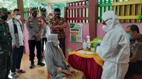 Lansia di Perumahan Graha Mustika, Lubang Buaya, Setu, Kabupaten Bekasi, mengikuti vaksinasi Covid-19 usai petugas melakukan jemput bola. (Foto: Istimewa)