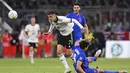 Penyerang Jerman, Kai Havertz berebut bola dengan bek Inggris, Harry Maguire pada pertandingan Grup A3 UEFA Nations League di Allianz Arena, Munich, Rabu (8/6/2022). Inggris bermain imbang dengan Jerman 1-1. (AP Photo/Markus Ulmer)