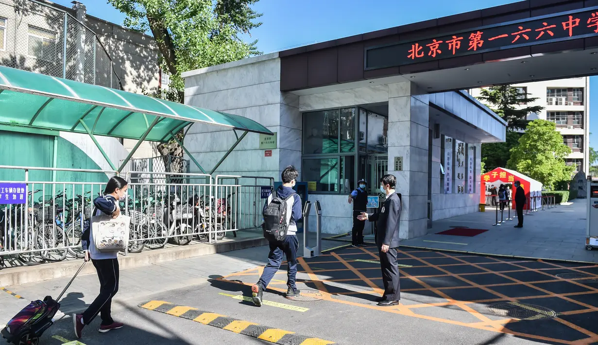 Para siswa memasuki gedung Sekolah Menengah No. 166 di Beijing, ibu kota China, (11/5/2020). Beijing pada Senin (11/5) memulai kembali kegiatan belajar di kelas untuk siswa tingkat akhir di seluruh sekolah menengah pertama seiring meredanya dampak COVID-19. (Xinhua/Peng Ziyang)