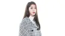 Penyanyi asal Korea Selatan, IU pun mengenakan blazer dress abu-abu yang dipadukan dengan inner turtle neck hitam. Dengan boots heels dan handbag hitamnya. Pinterest
