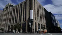 Markas besar perusahaan di San Francisco yang sebelumnya dikenal sebagai Twitter terlihat pada Senin, 31 Juli 2023. Tanda "X" yang berkedip terang telah dicopot dari kantor pusat perusahaan yang sebelumnya bernama Twitter di San Francisco, hanya beberapa hari setelah dipasang. (AP Photo/Godofredo A. Vásquez)