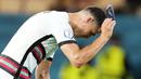 Bintang Timnas Portugal, Cristiano Ronaldo, tak mampu menutupi kekecewaan usai timnya didepak Belgia pada babak 16 besar Euro 2020. (AP/Thanassis Stavrakis, Pool)