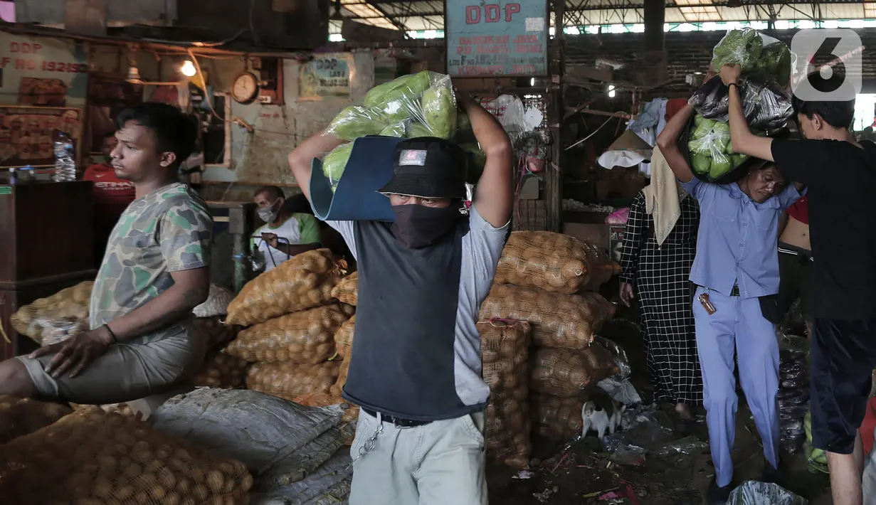 Suasana aktivitas jual beli di Pasar Induk Kramat Jati, Jakarta Timur, Minggu (12/4/2020). Kegiatan di pasar tersebut berjalan normal selama pandemi COVID-19, namun penjual dan pekerja masih terlihat belum mengenakan masker. (Liputan6.com/Johan Tallo)