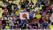 Suporter Timnas Jepang U-17 hadir mendukung timnya saat melawan Spanyol U-17 dalam pertandingan babak 16 Besar Piala Dunia U-17 di Stadion Manahan, Solo, Senin (20/11/2023). (Bola.com/Arief Bagus)