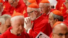 Para kardinal menghadiri saat menghadiri misa di Basilika Santo Petrus di Vatikan, pada 28 April 2025. (Dimitar DILKOFF/AFP)