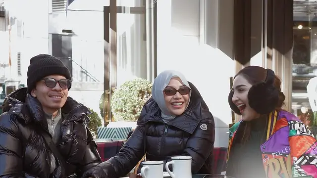 Potret Keseruan Aurel dan Atta Ajak Anak-Anak ke Jepang, Tampil dengan Outfit Serasi Setiap Saat (instagram/attahalilintar, instagram/aurelie.hermansyah)