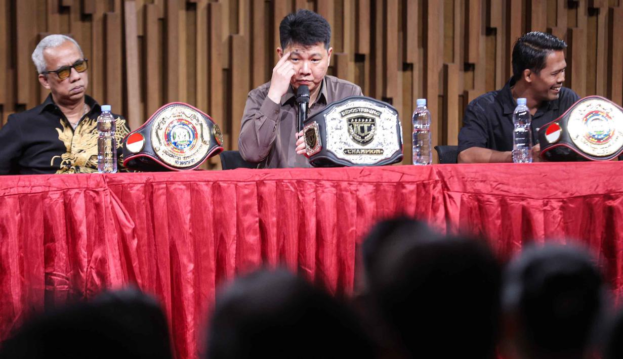 NEX Road to Champion bertujuan untuk melahirkan atlet-atlet unggulan menuju level profesional hingga internasional. Tampak dalam foto, Head of Sports Business Emtek Group sekaligus CEO Nex, Hendy Lim (tengah) memberi keterangan terkait NEX Road to Champion di SCTV Tower, Jakarta, Selasa (7/4/2026). (Bola.com/Abdul Aziz)