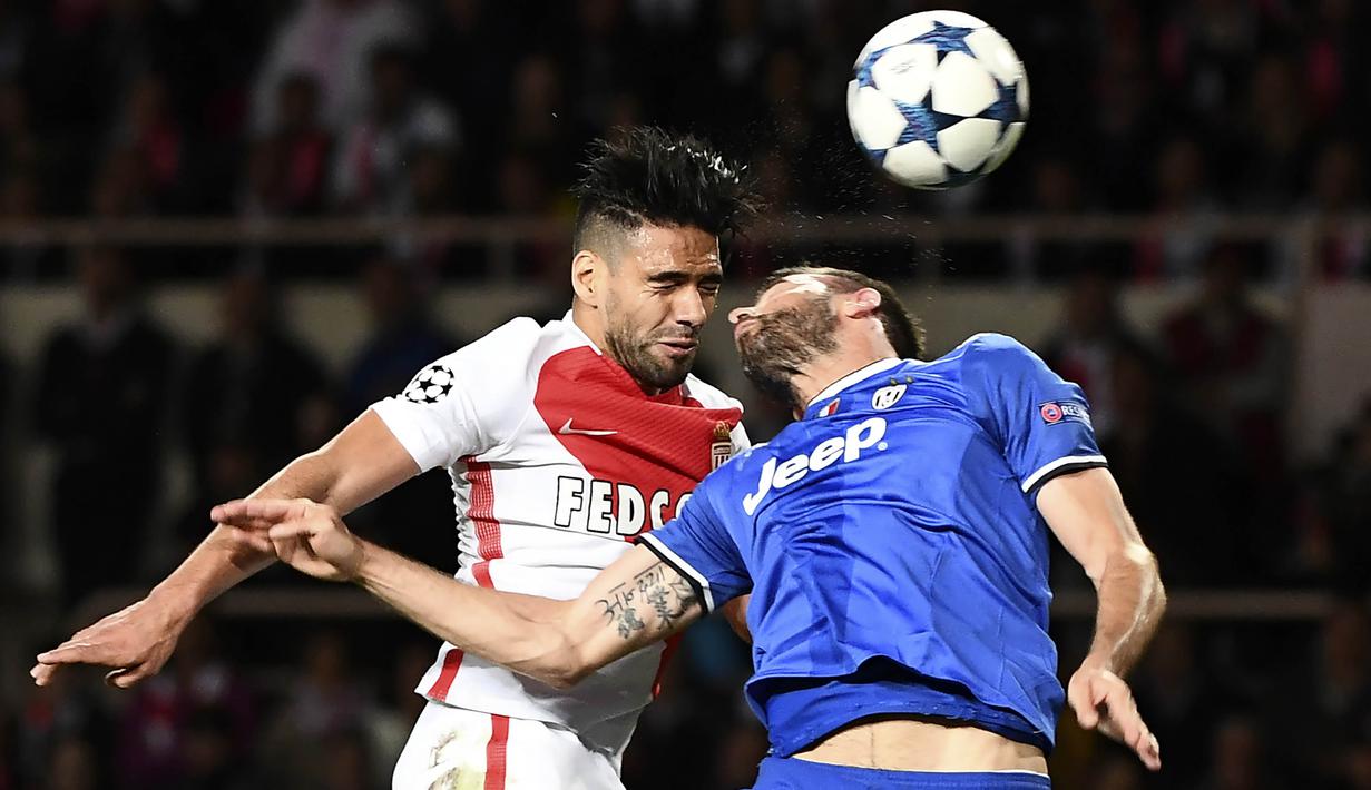 Striker Monaco, Radamel Falcao, duel udara dengan bek Juventus, Leonardo Bonucci, pada laga Liga Champions di Stadion Stade Louis II, Monaco, Rabu (3/5/2017). Monaco kalah 0-2 dari Juventus. (AFP/Boris Horvat)