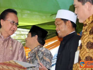 Citizen6, Cianjur: KKP juga memberikan bantuan yang
meliputi empat paket model untuk empat Pondok Pesantren senilai 300 juta dan enam paket buku hasil penelitian dan Al-Quran/Hadits. (Pengirim: Efrimal Bahri)
