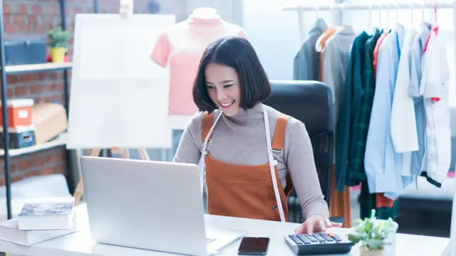 Knit Sweater dan Overall yang Trendi