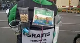 Driver ojol satu ini menyediakan snack berupa kacang, permen dan minuman ringan sebagai cemilan untuk penumpangnya. Tak lupa juga tisu jug disediakan untuk mengelap keringat atau mulut. (Source: brilio.net)