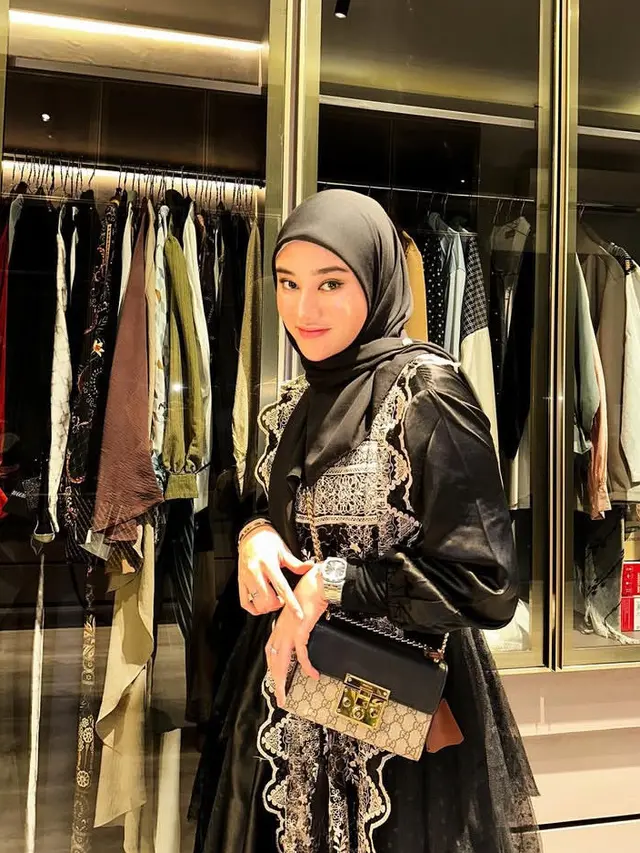 OOTD Clara Shinta saat Mengenakan Kerudung Hitam