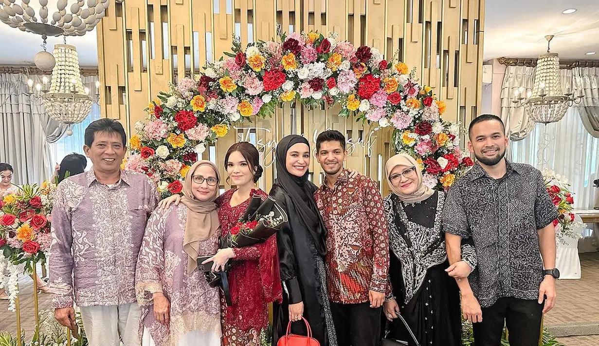 Acara lamaran berlangsung khidmat. Tampak keluarga hadir dalam acara tersebut. Diantaranya, Shireen Sungkar dan Teuku Wisnu, Zaskia Sungkar dan Irwansyah serta Ukasya, Fanny Bauty. [Instagram/shireensungkar]