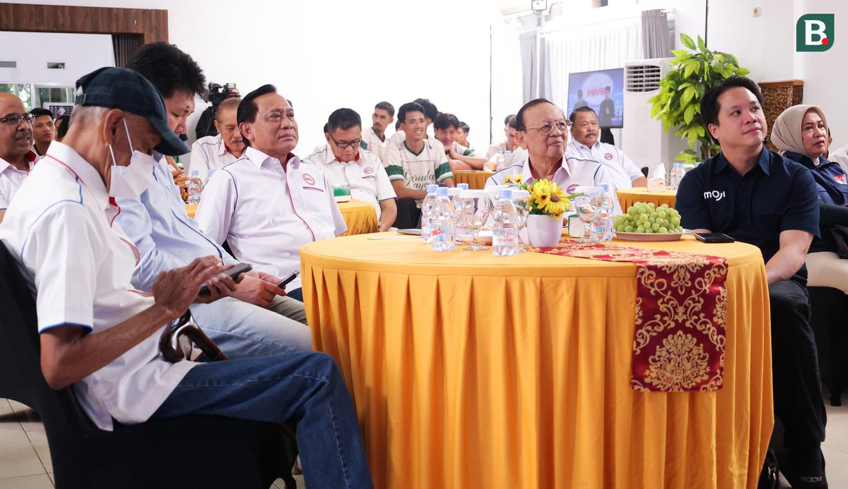 Ketua Umum PBSVSI, Imam Sudjarwo (tengah) bersama para pengurus dan beberapa tamu saat hadir di perayaan hari ulang tahun ke-71 yang dilaksanakan di Gedung Serbaguna Padepokan Voli Sentul, Kamis (26/2/2026) sore WIB. (Bola.com/Abdul Aziz)