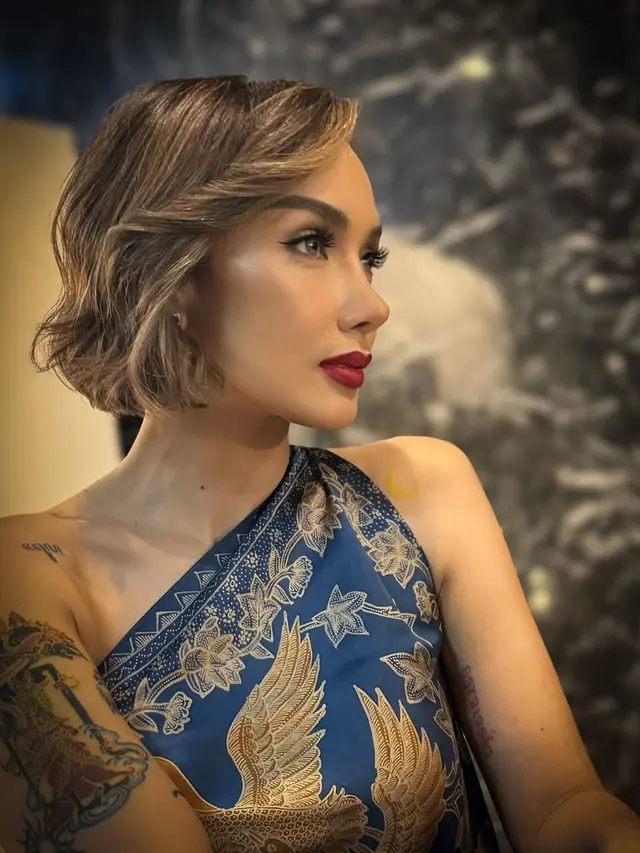 6 Gaya Etnik Modern Sara Wijayanto yang Terlihat Glamor dengan Dress Batik, Cantik Banget Kayak Bangsawan Jawa