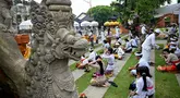 Umat Hindu Bali berkumpul untuk berdoa di sebuah pura untuk merayakan Hari Raya Galungan di Denpasar, pada tanggal 28 Februari 2024. (SONNY TUMBELAKA/AFP)