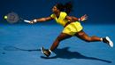 Serena Williams berusaha mengembalikan bola pukulan petenis Rusia, Maria Sharapova pada perempat final turnamen tenis Australia Open 2016 di Melbourne Park (26/1). Williams Kalahkan Sharapova 6-4, 6-1. (REUTERS/Jason Reed)